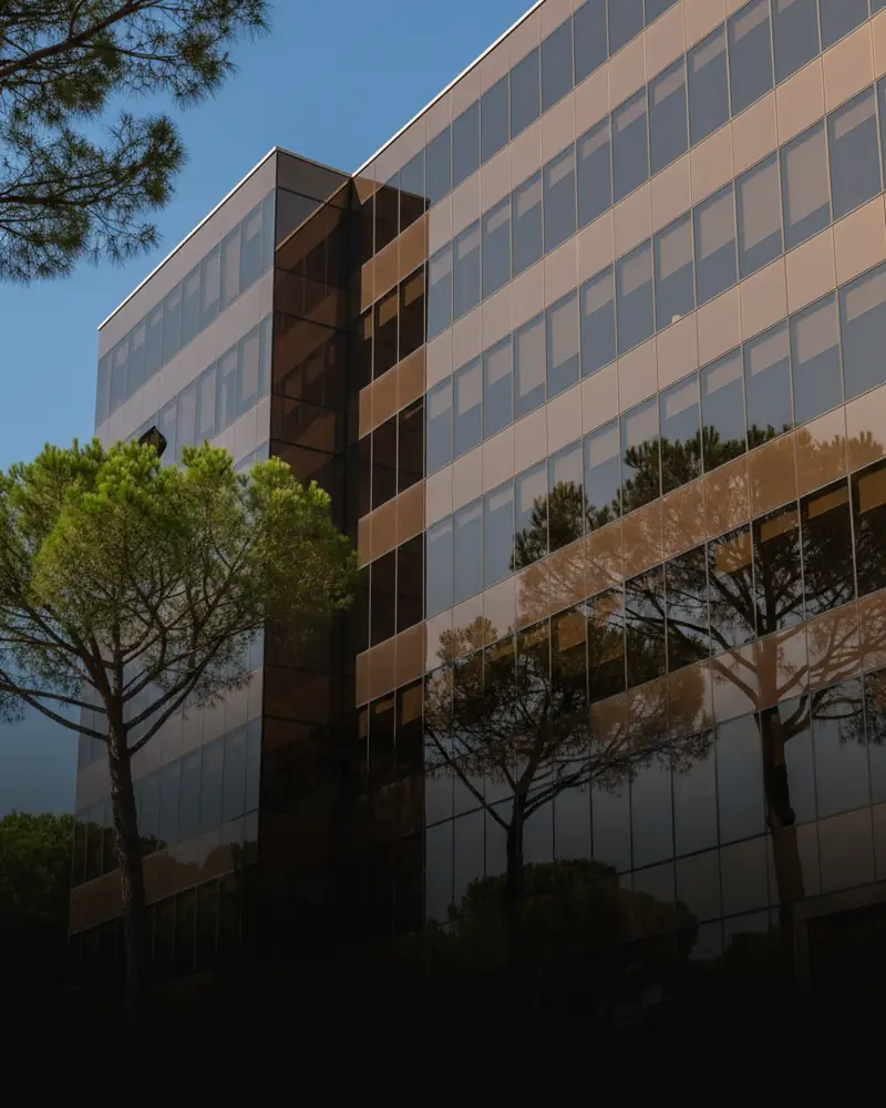 Façade vitrée d’un immeuble de bureaux à Marseille 8e équipée d’un film solaire bronze